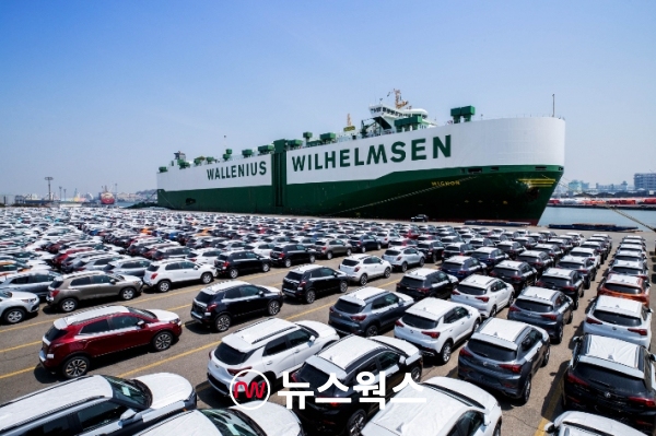 한국지엠에서 생산된 트레일블레이저 차량들이 수출을 위해 선적되고 있다. (사진제공=한국지엠)<br>