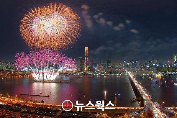 '한화와 함께하는 서울세계불꽃축제'가 8일 여의도 일대에서 개최된다. (사진제공=한화생명)