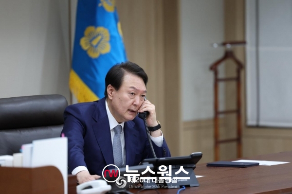 윤석열 대통령이 지난 6일 일본 기시다 총리와 전화통화를 하고있다. (사진=제20대 대통령실 홈페이지 캡처)