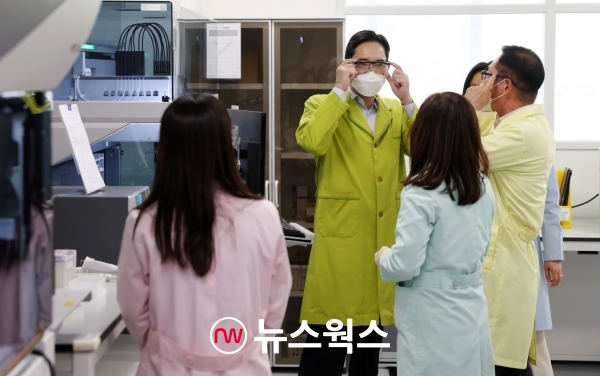 이재용(가운데) 삼성전자 부회장이 11일 인천 송도에 위치한 삼성바이오에피스를 방문해 연구소를 살펴보고 있다. (사진제공=삼성전자)