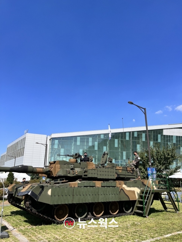 지난 9월 21일 일산 킨텍스에서 개최한 대한민국 최대의 방위산업전인 DX코리아에서 야외전시장에 전시된 K2전차. (사진=국방부 블로그 캡처)