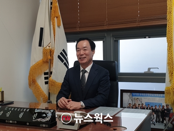 서울약령시 협회의 김월진 회장을 지난 19일 서울 동대문구 약령중앙로에 위치한 '서울한방진흥센터'에서 만났다. 김 회장은 밝은 표정으로 서울약령시에 대해 설명했다. (사진=원성훈 기자)