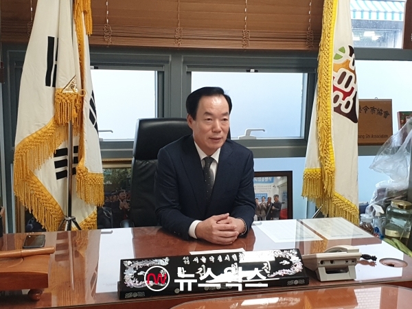 김월진 서울약령시협회 회장이 서울약령시에 대해 설명하면서 진지한 표정을 짓고 있다. (사진=원성훈 기자)