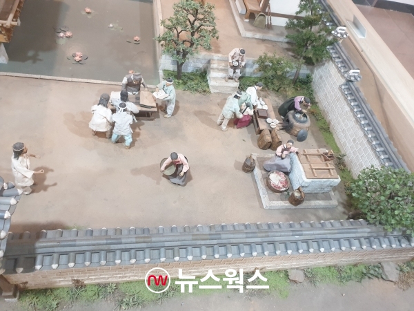 한의약박물관내의 '보제원 미니어처'에는 조선시대 때 보제원에서 약을 달이는 모습을 재현해 놨다. (사진=원성훈 기자)