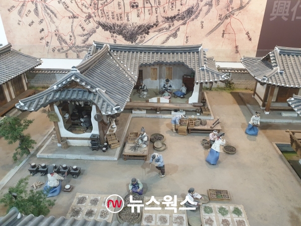 한의약박물관내에 있는 '보제원 미니어처'중에 한약을 달이고 약제를 써는 등 조선시대 보제원의 모습을 생생히 재현해놓은 부분을 클로즈업 했다. (사진=원성훈 기자)