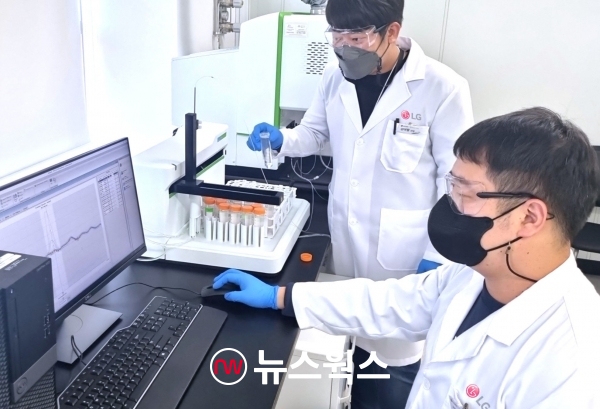 LG전자 연구원이 경기도 평택시 LG디지털파크 내 환경시험실에서 대기오염물질 분석을 실시하고 있다. (사진제공=LG전자)