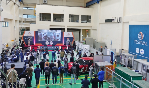 25일 열린 '차린 전기차 페스티벌 인 아시아'를 찾은 사람들. (사진=한국전기연구원)