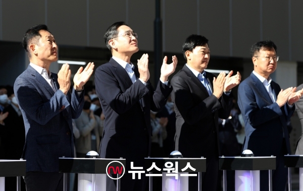 이재용(왼쪽 두 번째) 삼성전자 부회장이 11일 세계 최대 바이오의약품 생산 시설인 삼성바이오로직스 제4공장 준공식에 참석했다. 고한승(왼쪽 첫 번째) 삼성바이오에피스 사장, 존 림(왼쪽 세 번째) 삼성바이오로직스 사장, 최성안(왼쪽 네 번째) 삼성엔지니어링 사장이 함께했다. (사진제공=삼성전자)