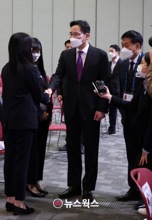 이재용 삼성전자 부회장이 17일 경기도 고양시 킨텍스에서 열린 '2022 국제기능올림픽' 폐회식 행사장에서 대한민국 국가대표 선수단과 악수를 나누며 격려하고 있다. (사진제공=삼성전자)