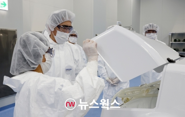 이재용 부회장이 11일 세계 최대 바이오의약품 생산 시설인 삼성바이오로직스 제4공장을 찾아 생산시설을 직접 점검하고 있다. (사진제공=삼성전자)