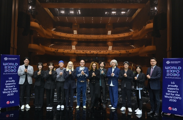 LG전자가 지난 28일 멕시코·케냐 주한 대사 등을 서울 강서구 소재 LG아트센터 서울에서 열리는 팝밴드 '이날치' 공연에 초대해 '2030 부산세계박람회' 유치 지지를 당부했다. (사진제공=LG전자)