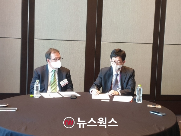 팀 브레넌(왼쪽부터) S&P 다우존스 최고책임자와 김버석 S&P다우존스 한국 대표가 31일 열린 '2022 글로벌 ETP 콘퍼런스 서울'에서 인터뷰를 진행하고 있다. (사진=유한새 기자)