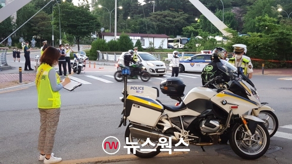 안양시 만안구와 만안경찰서 직원들이 오토바이 굉음 단속을 하고 있다. (사진제공=안양시)