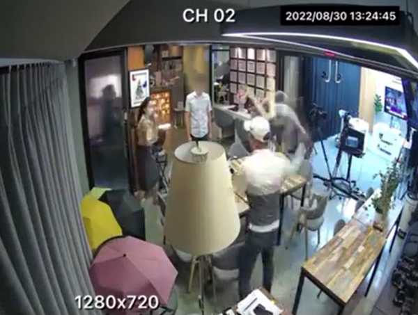 이종원 '개국본&시사타파TV' 대표가 여성직원인 A씨를 향해 의자를 던지고 있다. (사진=입수한 동영상 캡처)
