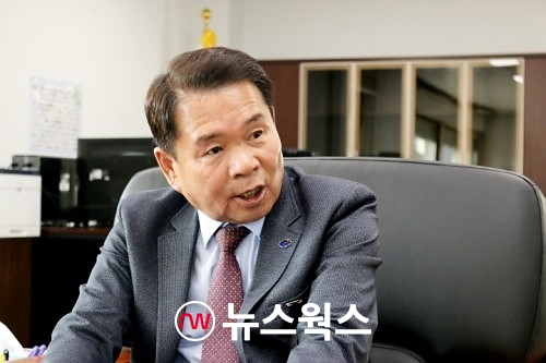 신경호 강원도교육감이 뉴스웍스와 인터뷰를 하고 있다.(사진=최윤희 기자)