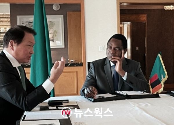최태원(사진 왼쪽) SK그룹 회장이 지난 20일 미국 뉴욕에서 하카인데 히칠레마 잠비아 대통령과 만나 사업 협력 방안을 논의했다. (사진제공=SK)