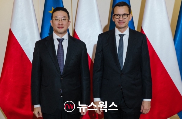 구광모(왼쪽) LG 대표가 지난 3일(현지시간) 폴란드 바르샤바 총리실에서 마테우슈 모라비에츠키 폴란드 총리를 예방했다. (사진제공=LG)