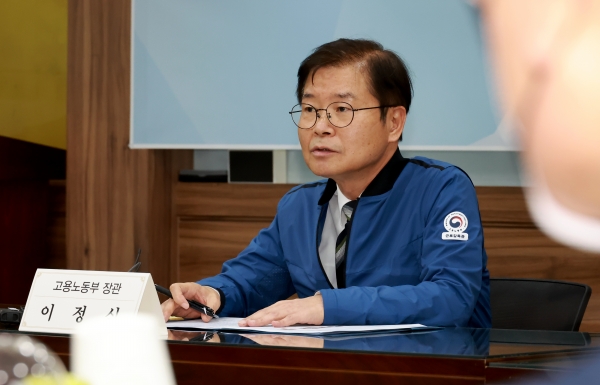 이정식 고용노동부 장관이 지난 8월 31일 인천 남동공단의 제조업 현장 근로자들을 만나 연장근로에 대한 애로 및 건의사항을 청취하고 있다. (사진제공=고용노동부)