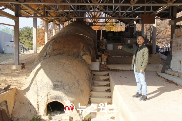 진묵도예 공방을 운영하고 있는 김상곤 도예가가 실제로 도자기를 굽는 가마앞에서 가마의 기능에 대해 설명하고 있다. (사진=원성훈 기자)