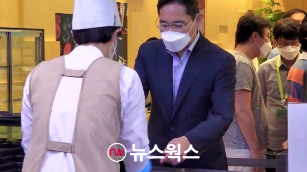 기흥 반도체R&amp;D단지 기공식에 앞서 이재용 부회장이 구내식당에서 배식을 받고 있다. (사진제공=삼성전자)<br>