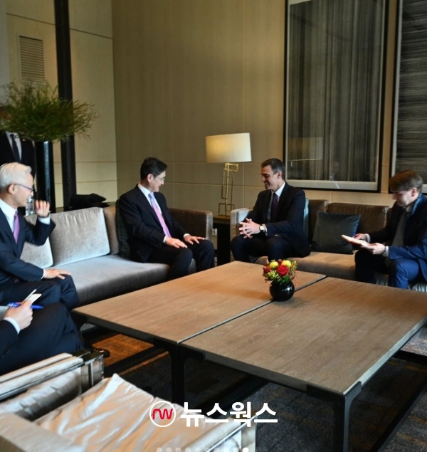 페드로 산체스(오른쪽 세 번째) 스페인 총리와 이재용(오른쪽 두 번째) 회장이 18일 반도체 협력 방안을 논의하고 있다. (사진=페드로 산체스 스페인 총리 인스타그램)