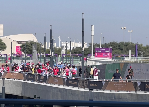 24일 카타르 알라이얀의 에듀케이션 시티 스타디움에서 열린 한국과 우루과이의 2022 카타르 월드컵 조별예산 H조 경기 관람을 위해 사람들이 움직이고 있다. (사진=독자제공)
