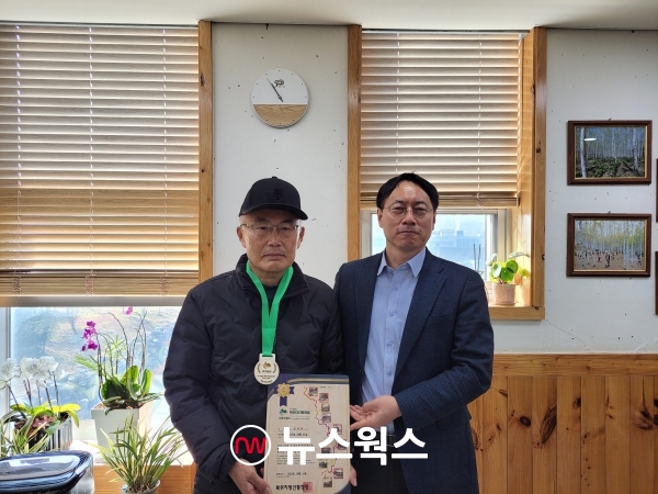 백두대간 트레일 북부청 최초 완주자 김정묵(왼쪽) 씨. (사진제공=산림청)
