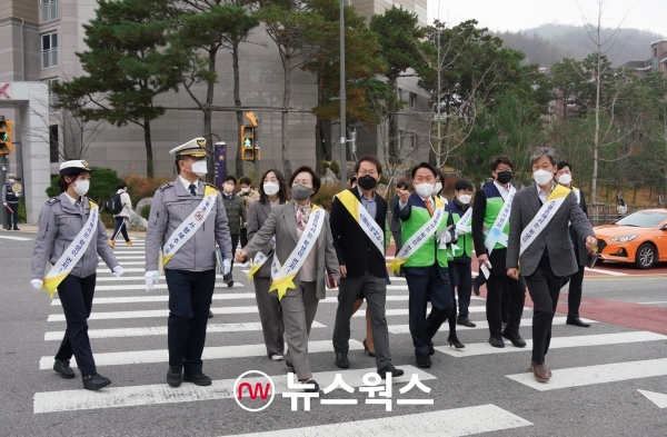 조희연(앞줄 왼쪽 네 번째) 서울시 교육감이 지난 22일 교통경찰들과 함께 '스쿨존에서는 학생이 먼저'라는 캠페인에 나서고 있다. (사진=조희연 서울시교육감 페이스북 캡처)