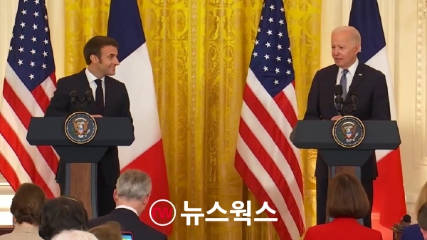 1일(현지시간) 백악관에서 열린 에마뉘엘 마크롱 대통령과 조 바이든 대통령의 공동 기자회견. (사진=프랑스 엘리제궁 공식 페이스북 영상 캡처)