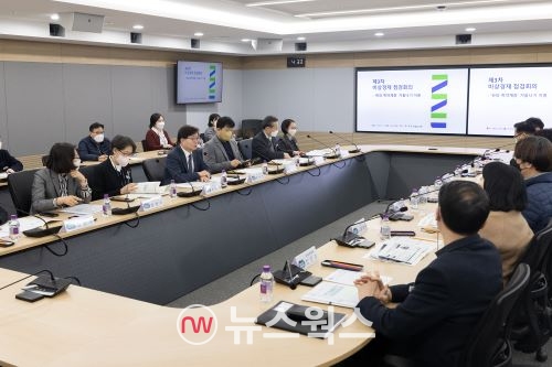 염태영 경제부지사가 제3차 비상경제 점검회의를 주재하고 있다.(사진제공=경기도)