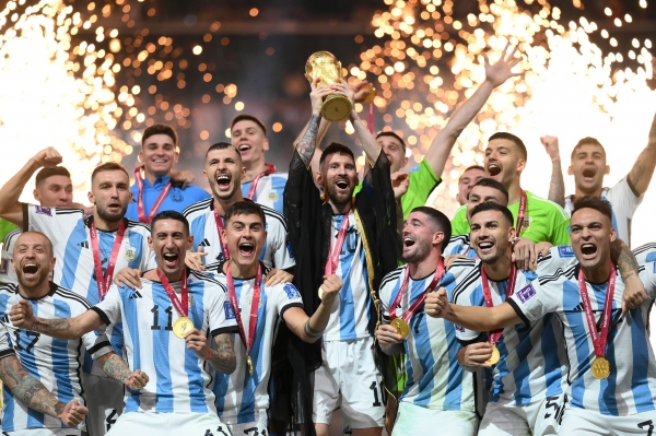 메시와 아르헨티나 선수들이 우승컵을 들고 환호하고 있다. (사진=피파 페이스북 캡처)