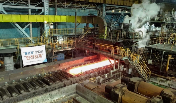지난 15일 재가동을 시작한 포항제철소 2열연공장에서 제품이 생산되고 있다. (사진제공=포스코)