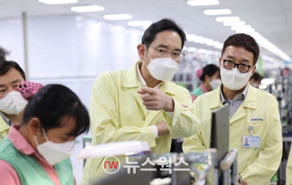이재용 삼성전자 회장이 지난 22일 베트남 하노이 인근의 삼성전자 법인(SEV)을 방문해 스마트폰 생산 공장을 점검하고 있다. (사진제공=삼성전자)