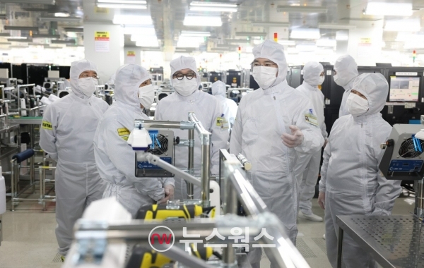 이재용(오른쪽 두 번째) 삼성전자 회장이 지난 22일 베트남 하노이 인근의 삼성디스플레이 법인(SDV)을 방문해 디스플레이 생산 공장을 점검하고 있다. (사진제공=삼성전자)