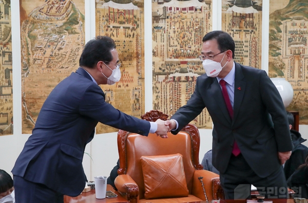 지난 15일 국회의장실에서 만난 주호영(오른쪽) 국민의힘 원내대표와 박홍근 더불어민주당 원내대표가 악수를 하고 있다. (사진=국민의힘 홈페이지 캡처)