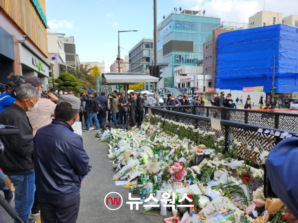 '이태원 참사' 이후 지난 31일 많은 시민들이 자발적으로 가져다 놓은 고인 추모를 위한 꽃들이 이태원역 1번 출구 앞에 쌓여있다. (사진=전현건 기자)