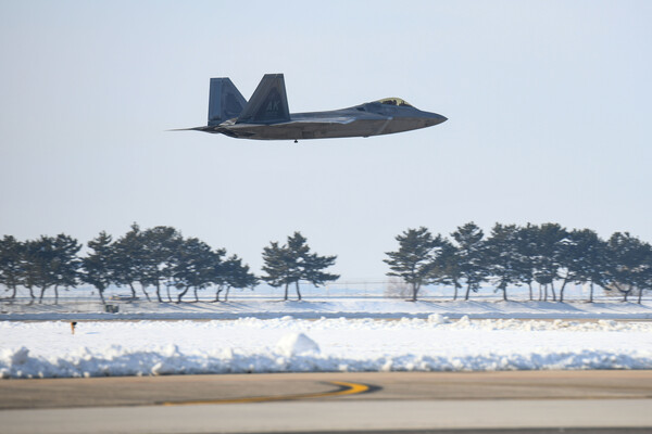 지난 20일 한미 연합공군훈련을 위해 한반도에 전개한 美 F-22 전투기가 군산기지에 착륙하고 있다. (사진제공=국방부)