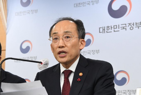 추경호 부총리가 지난해 12월 정부서울청사에서 열린 '2023년 경제정책방향 관계부처 합동브리핑'에서 발표문을 낭독하고 있다. (사진제공=기획재정부)