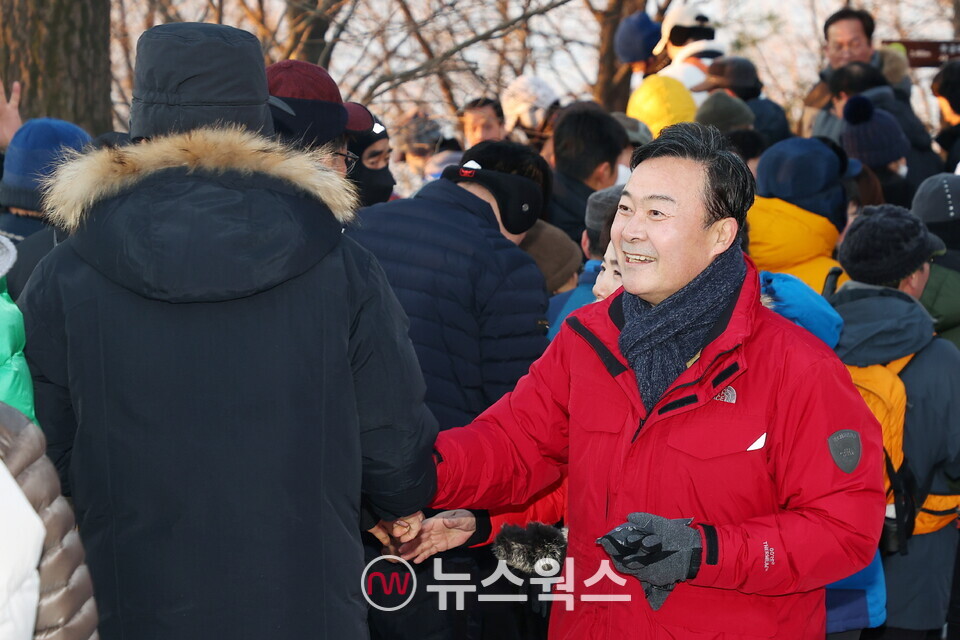 김성제 의왕시장이 1일 모락산에서 열린 새해 해맞이 행사에 참석해 시민과 인사를 나누고 있다. (사진제공=의왕시)