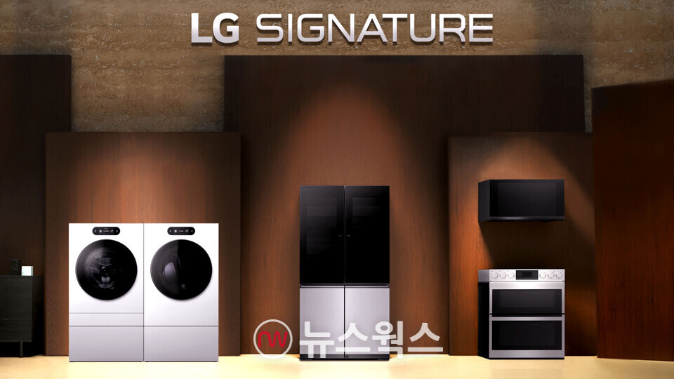  LG전자가 CES 2023에서 공개하는 LG 시그니처 2세대 제품들. 왼쪽부터 세탁기, 건조기, 듀얼 인스타뷰 냉장고, 후드 겸용 전자레인지(위), 더블 슬라이드인 오븐(아래). (사진제공=LG전자)