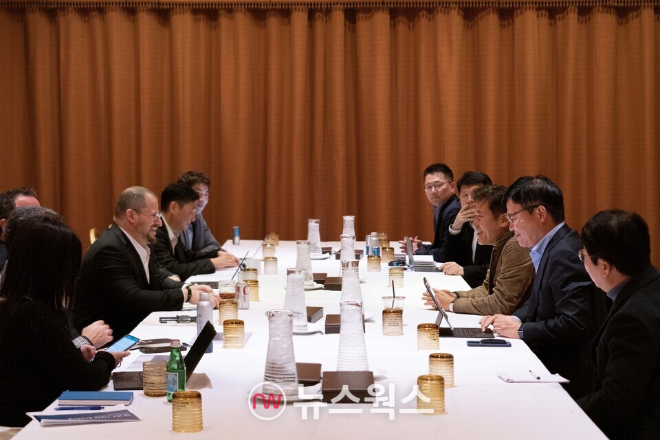 박정호 SK하이닉스 부회장(오른쪽 열 중앙)과 크리스티아노 아몬 퀄컴 CEO(왼쪽 열 중앙)를 비롯한 양사 경영진이 양사 간 협력 강화 방안에 대해 논의하고 있다. (사진제공=SK하이닉스)