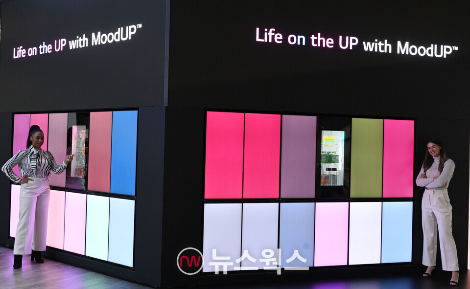 LG전자 모델이 도어 색상을 간편하게 변경할 수 있는 무드업 냉장고를 소개하고 있다. (사진제공=LG전자)