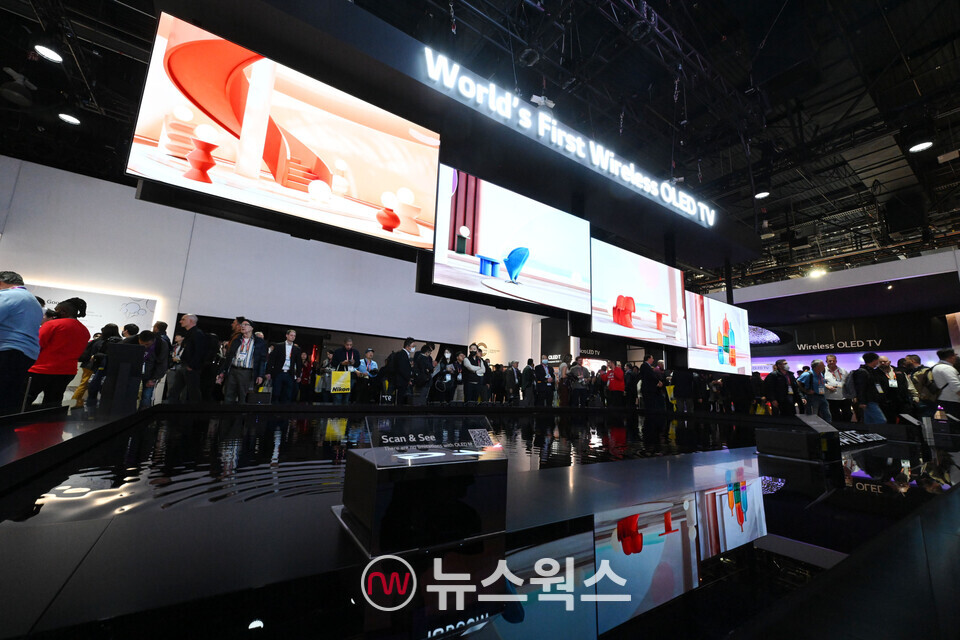 관람객들이 세계 최초로 4K 120Hz 무선 전송 솔루션을 탑재한 LG 시그니처 올레드 M을 관람하고 있다. (사진제공=LG전자)