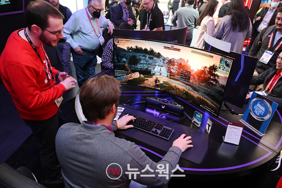 LG전자 부스에서 관람객들이 벤더블 게이밍 올레드 TV인 LG 올레드 플렉스로 게임을 즐기고 있다. (사진제공=LG전자)