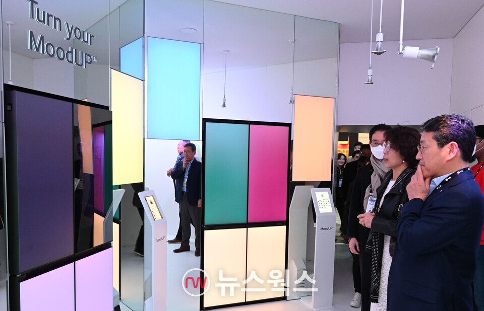 조주완(오른쪽 첫 번째) LG전자 사장 등, LG전자 경영진이 스마트홈 플랫폼인 LG 씽큐앱에서 도어 색상을 간편하게 변경할 수 있는 무드업 냉장고를 살펴보고 있다. (사진제공=LG전자)