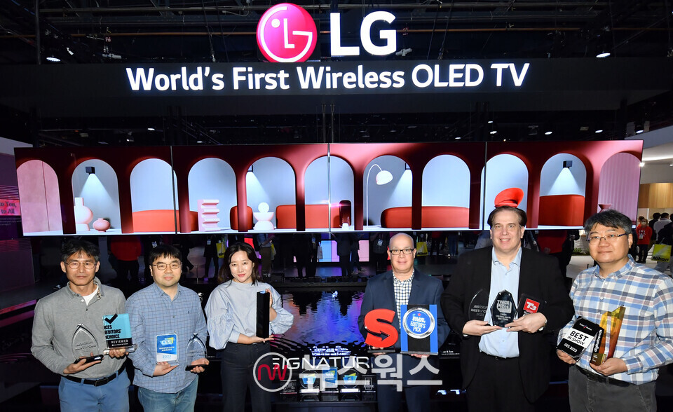 세계 최초로 4K·120Hz 무선 전송 솔루션을 탑재한 'LG 시그니처 올레드 M'이 CES 2023의 공식 어워드에서 최고 제품으로 선정됐다. (사진제공=LG전자)