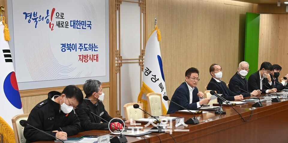 이철우(왼쪽 세 번째) 경북도지사가 신년 간부회의에서 경북이 주도하는 지방시대를 강조하고 있다. (사진제공=경북도)