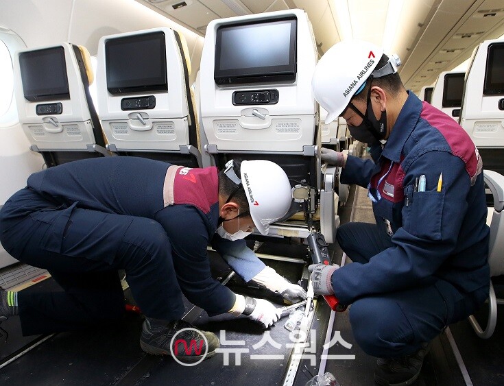 아시아나항공 직원들이 개조 화물기를 여객기로 복원하고 있다. (사진제공=아시아나항공)