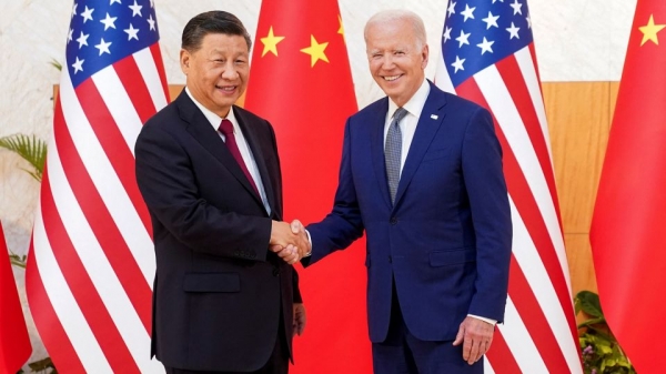 조 바이든(오른쪽) 미국 대통령과 시진핑 중국 국가주석이 14일(현지시간) 인도네시아 발리에서 열린 G20 정상회담에서 만나 악수를 나누고 있다. (사진=CNN 뉴스 캡처)