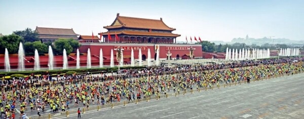 지난해 10월 베이징 마라톤 대회 참가자들이 베이징 시내를 달리고 있다. (사진=베이징 스포츠 대회관리 및 국제교류센터 공식 웨이보)